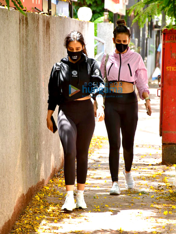 photos neha sharma and aisha sharma spotted in bandra 3 2