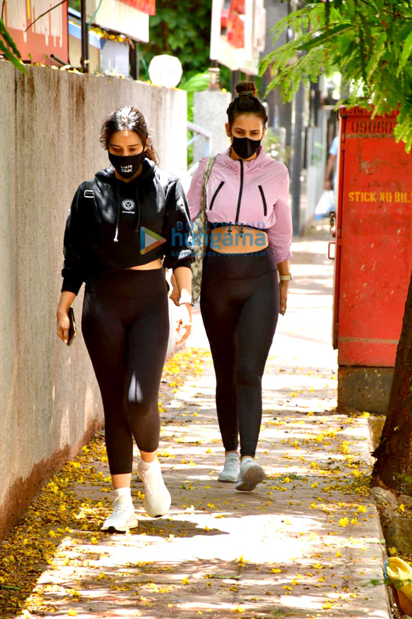 photos neha sharma and aisha sharma spotted in bandra 4 2