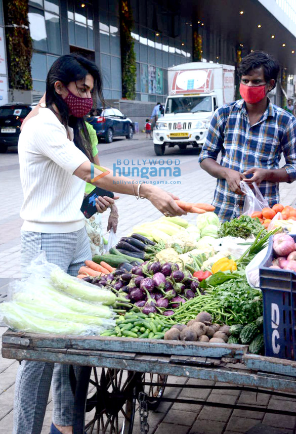 photos pavitra punia and eijaz khan snapped at a vegetable market 1