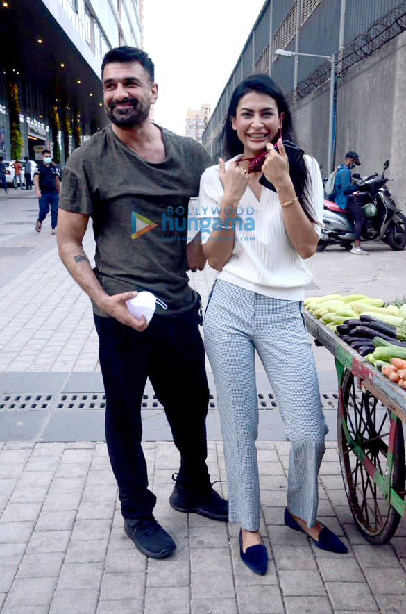 Photos: Pavitra Punia and Eijaz Khan snapped at a vegetable market Photos: Pavitra Punia and Eijaz Khan snapped at a vegetable market