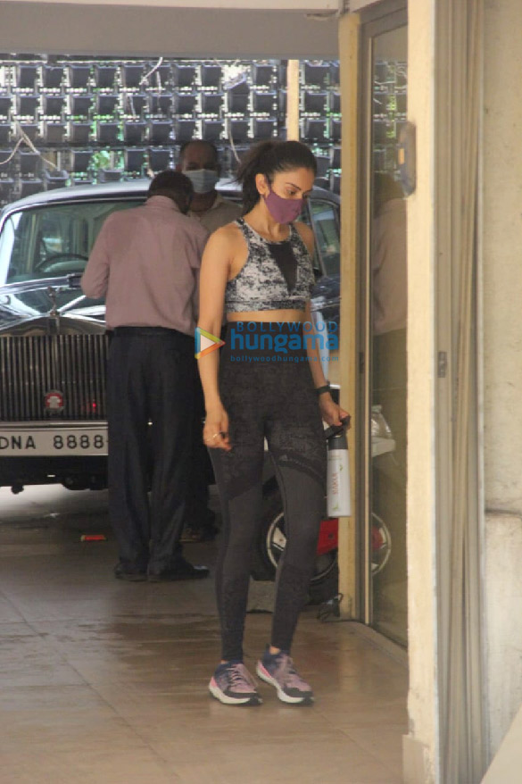 photos rakul preet singh spotted in bandra 4