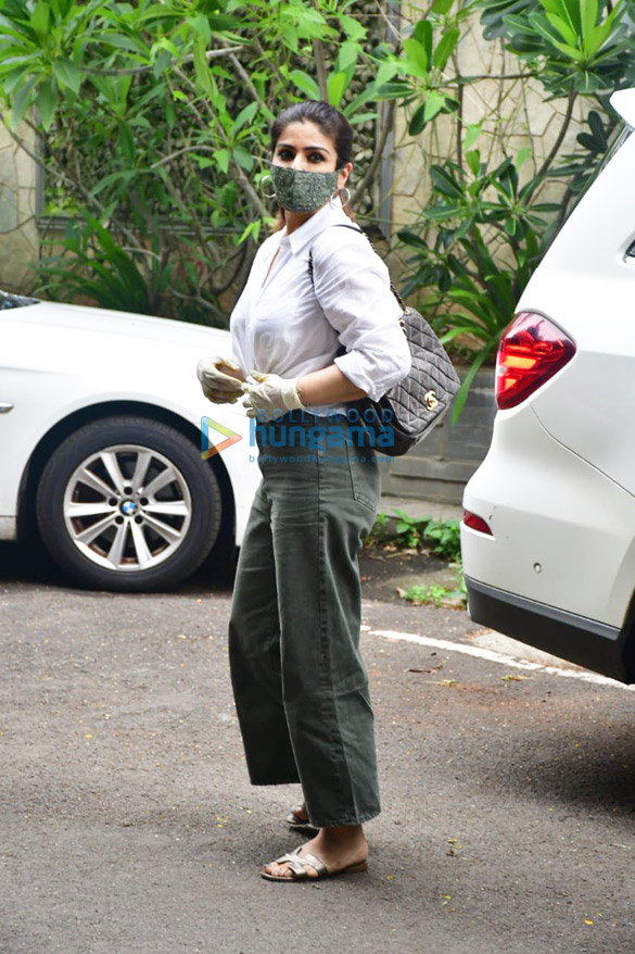 photos raveena tandon spotted in bandra 2