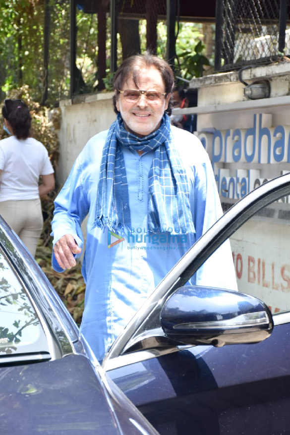 photos sanjay khan snapped at a clinic in juhu 1
