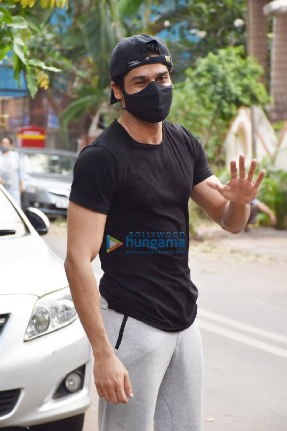 photos saqib saleem and abhimanyu dassani snapped in juhu 5
