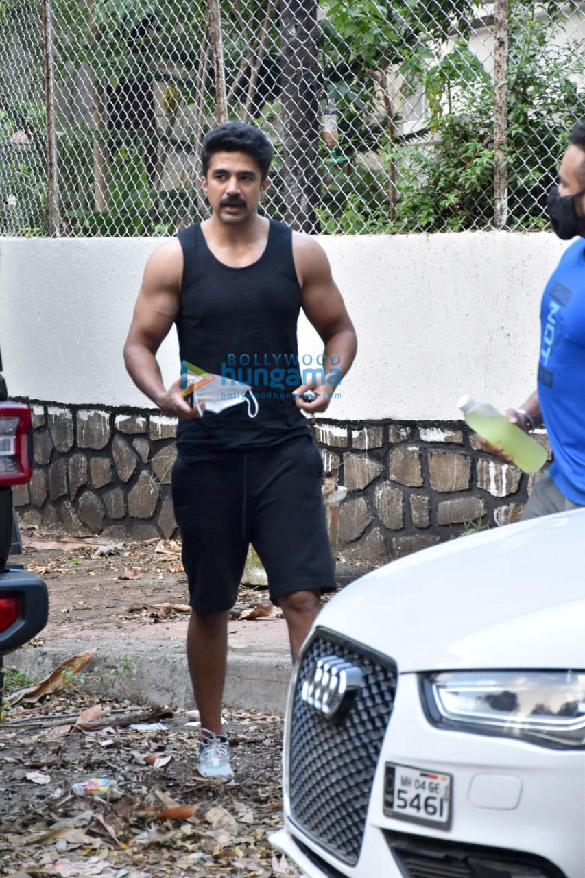 photos saqib saleem and abhimanyu dassani snapped in juhu 6