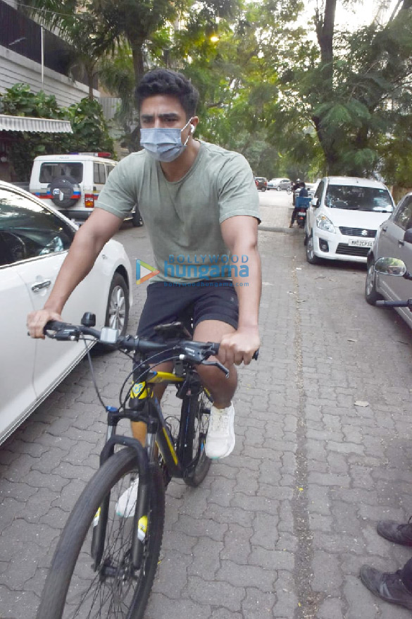 photos saqib saleem snapped cycling in juhu 3
