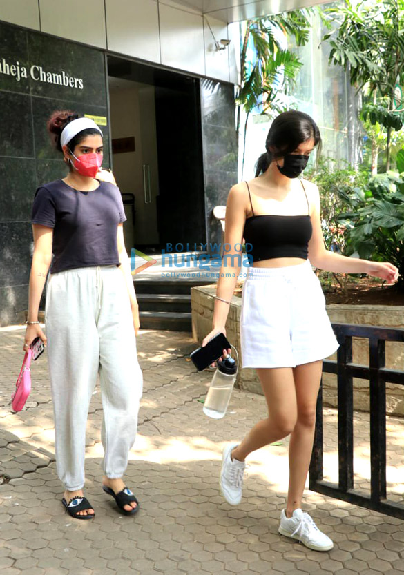 photos shanaya kapoor khushi kapoor and maheep kapoor snapped at a clinic in bandra 1