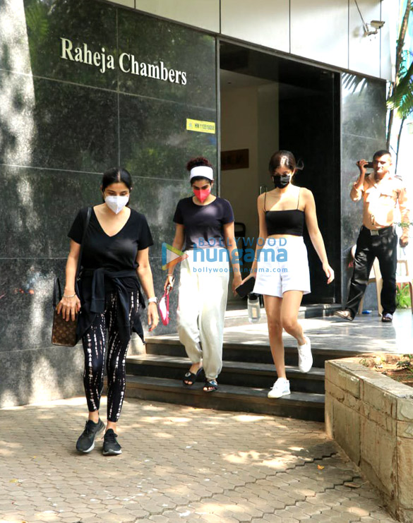 photos shanaya kapoor khushi kapoor and maheep kapoor snapped at a clinic in bandra 5