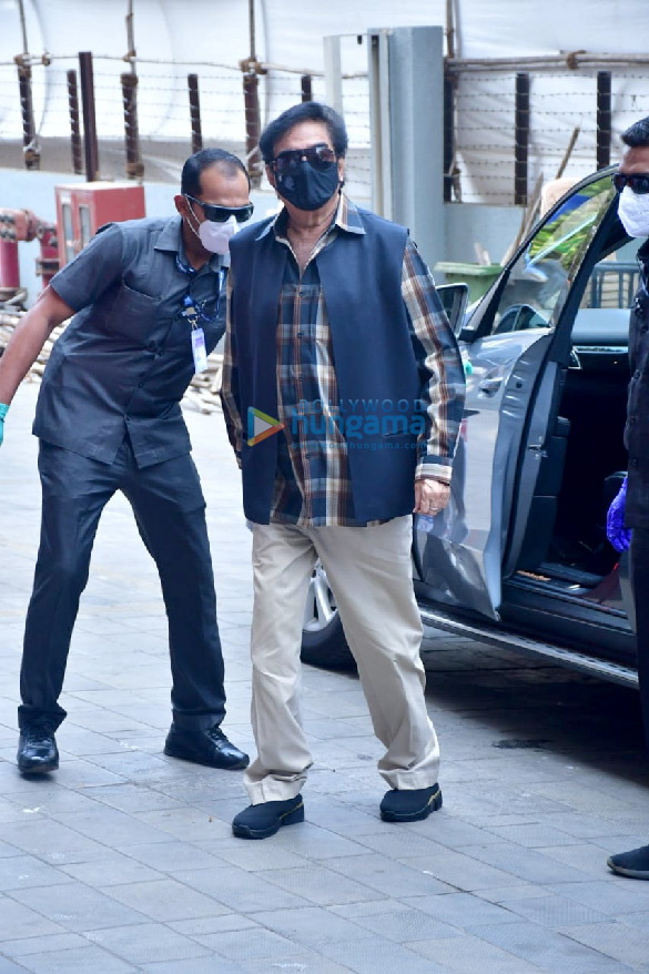 photos shatrughan sinha poonam sinha and luv sinha snapped at dadar vaccination center 3