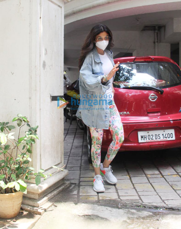 photos shilpa shetty spotted outside clinic in khar 3