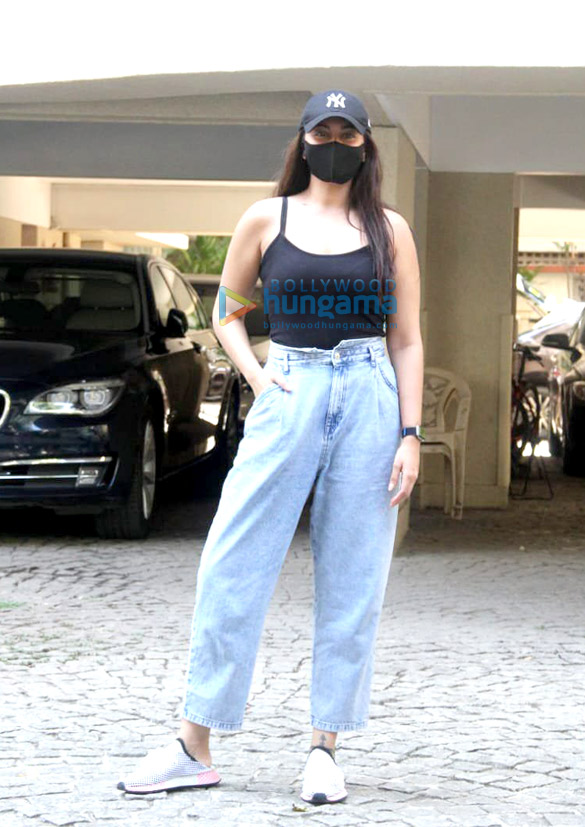 photos sonakshi sinha snapped at a friends place in bandra 1