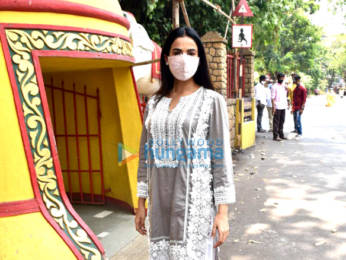Photos: Sonal Chauhan snapped at the Shani temple in Juhu