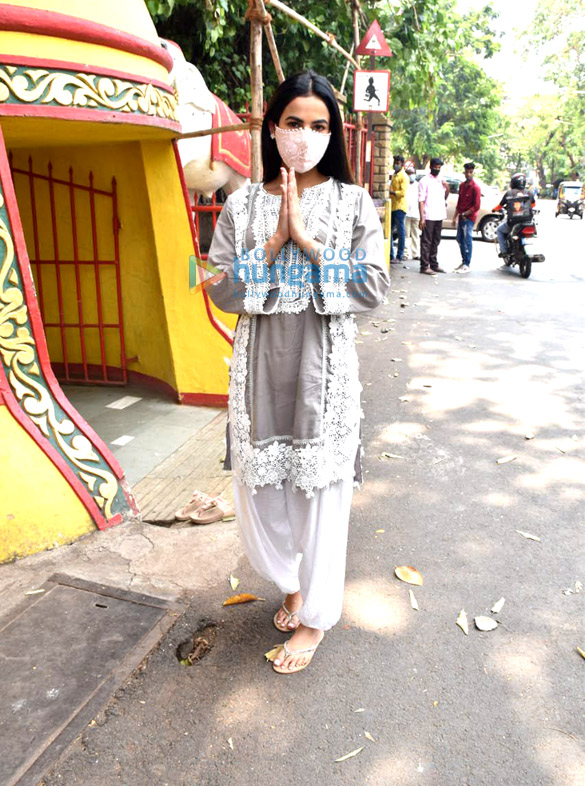 photos sonal chauhan snapped at the shani temple in juhu 2