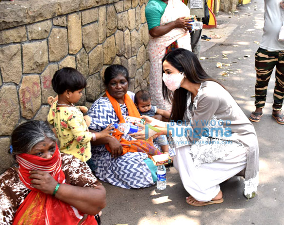 photos sonal chauhan snapped at the shani temple in juhu 3