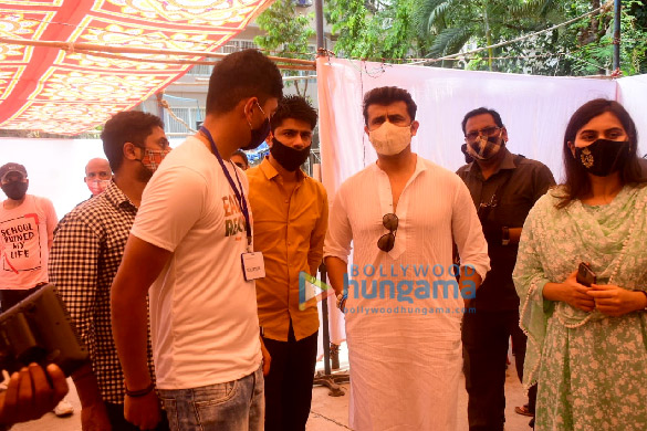 photos sonu nigam snapped at a vaccination drive at chemburs basant park 3
