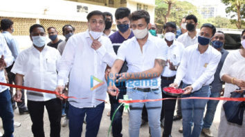 Photos: Sonu Nigam snapped at blood donation camp in Juhu