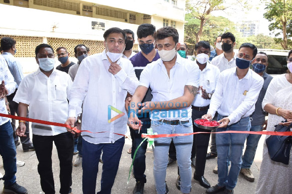 Photos: Sonu Nigam snapped at blood donation camp in Juhu