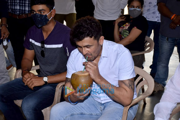 photos sonu nigam snapped at blood donation camp in juhu 4