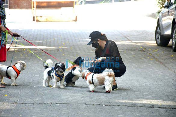photos sophie choudry spotted in bandra 2 6