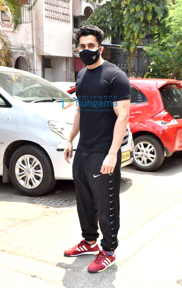 Photos: Sunny Singh Nijjar spotted at a clinic in Juhu Photos: Sunny Singh Nijjar spotted at a clinic in Juhu