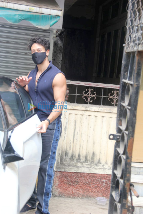 photos tiger shroff spotted at santacruz 4