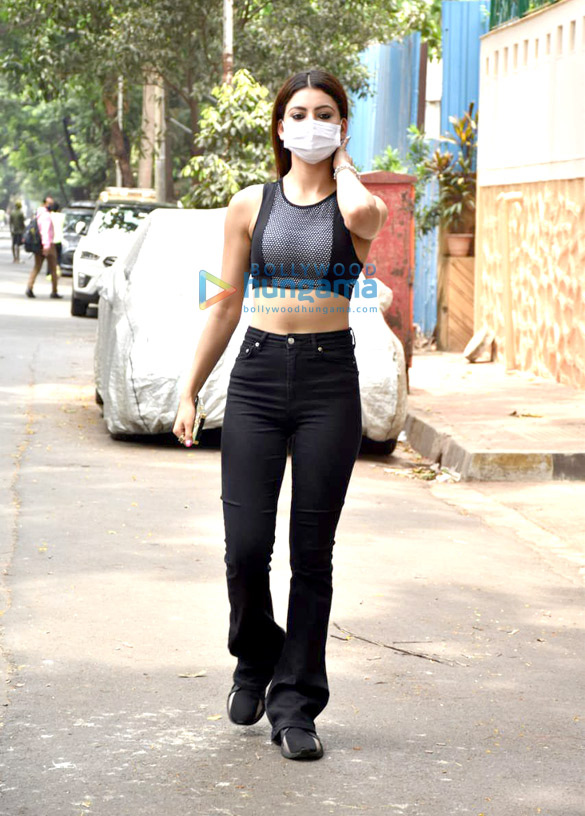 photos urvashi rautela snapped in juhu 2 4