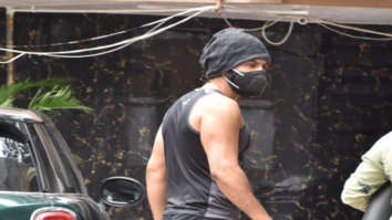 Photos: Varun Dhawan snapped at a gym in Juhu