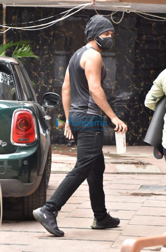 photos varun dhawan snapped at gym in juhu 4 5