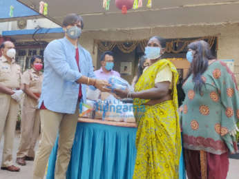 Photos: Vivek Oberoi distributes ration to needy people in Juhu