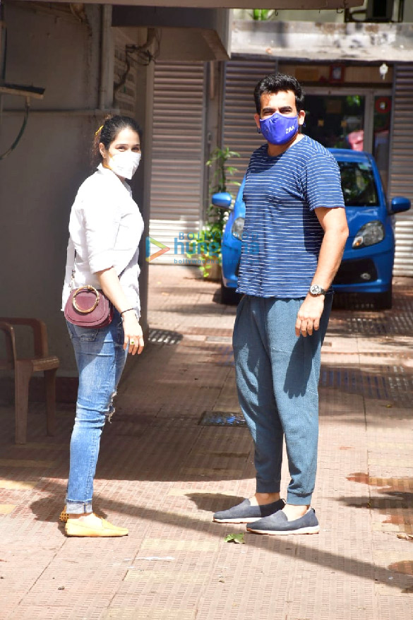 Photos: Zaheer Khan and Sagarika Ghatge spotted in Bandra Photos: Zaheer Khan and Sagarika Ghatge spotted in Bandra