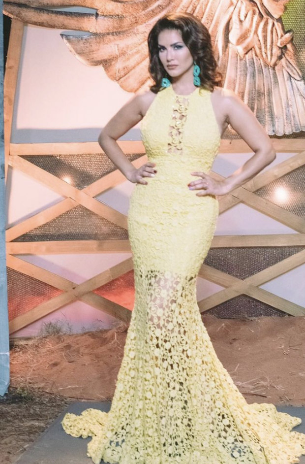 Sunny Leone flaunts summer glow in yellow bodycon, opts for contrasting blue colour Sunny Leone flaunts summer glow in yellow bodycon, opts for contrasting blue colour