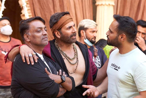 Akshay Kumar poses with choreographer Ganesh Acharya in this candid BTS picture from Bachchan Pandey