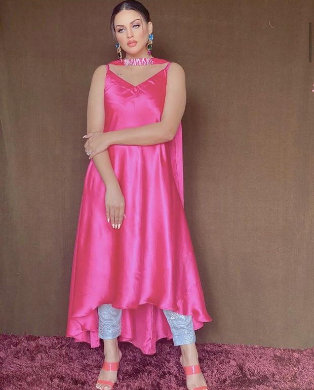 Himanshi Khurana shines bright in trendy poppy pink chudidaar which is the summer favourite