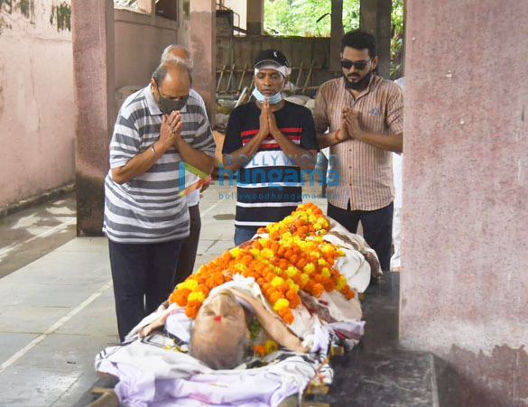 photos actor chandrashekhars funeral at pawan hans 3