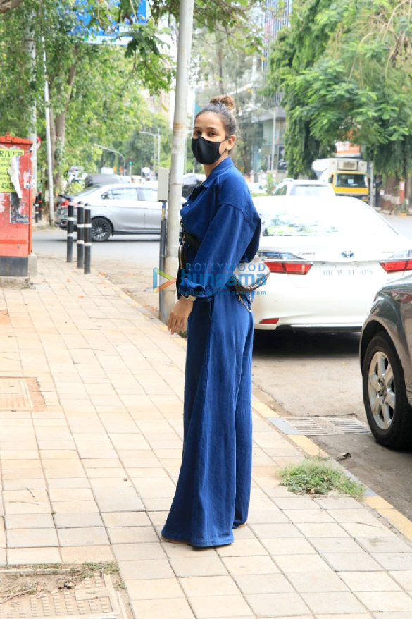 photos aisha sharma snapped in bandra 4