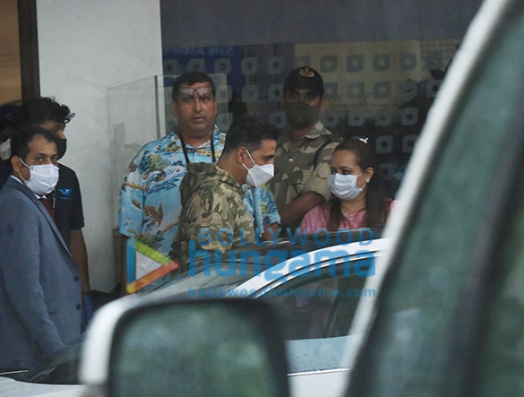 photos akshay kumar snapped at kalina airport 4