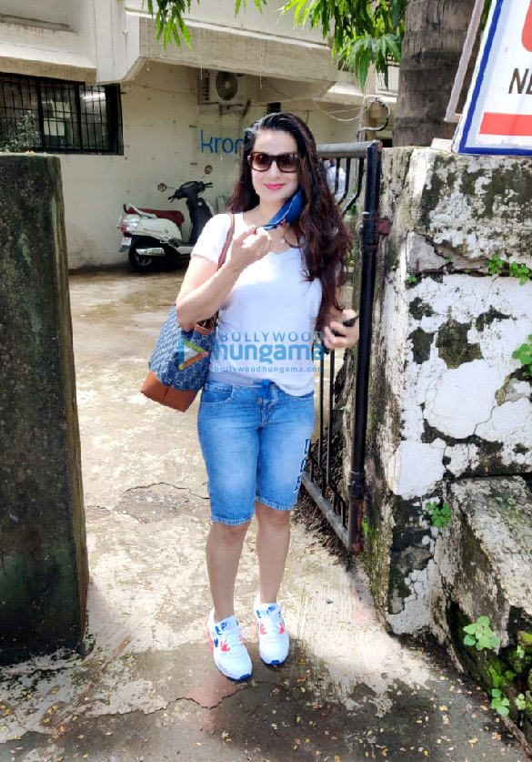 photos ameesha patel snapped at kromakay salon in juhu 3 4