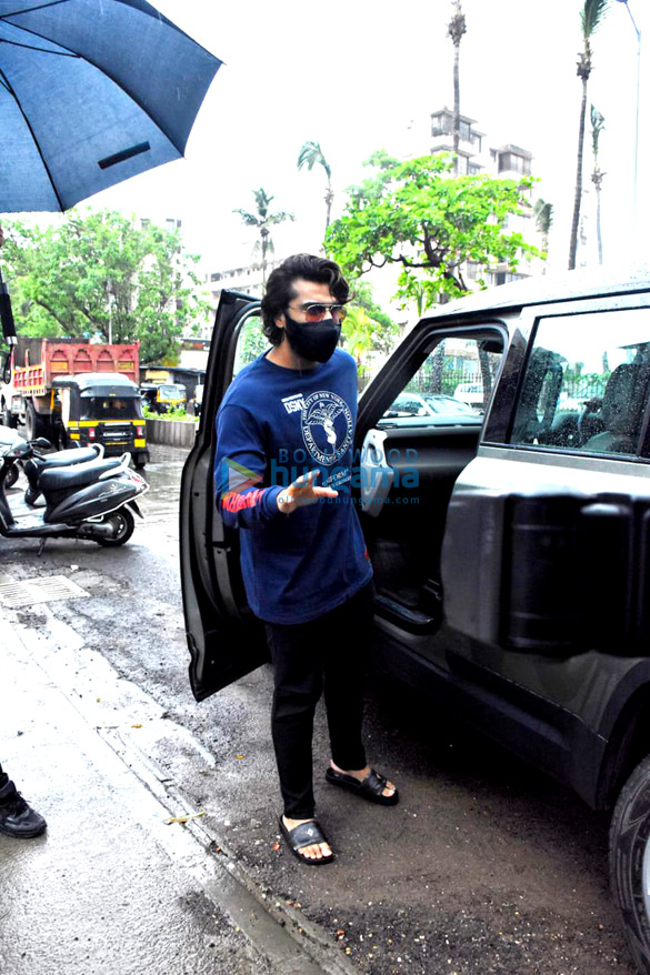 photos arjun kapoor snapped at hakims aalim salon in versova 4