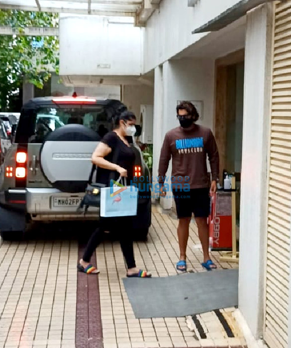 photos arjun kapoor snapped with his sister at hinduja hospital 3