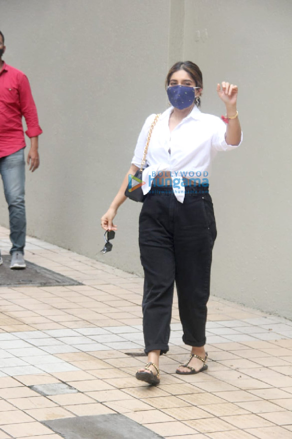 photos bhumi pednekar snapped in bandra 4