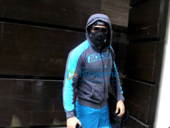 Photos: Emraan Hashmi spotted at gym in Bandra
