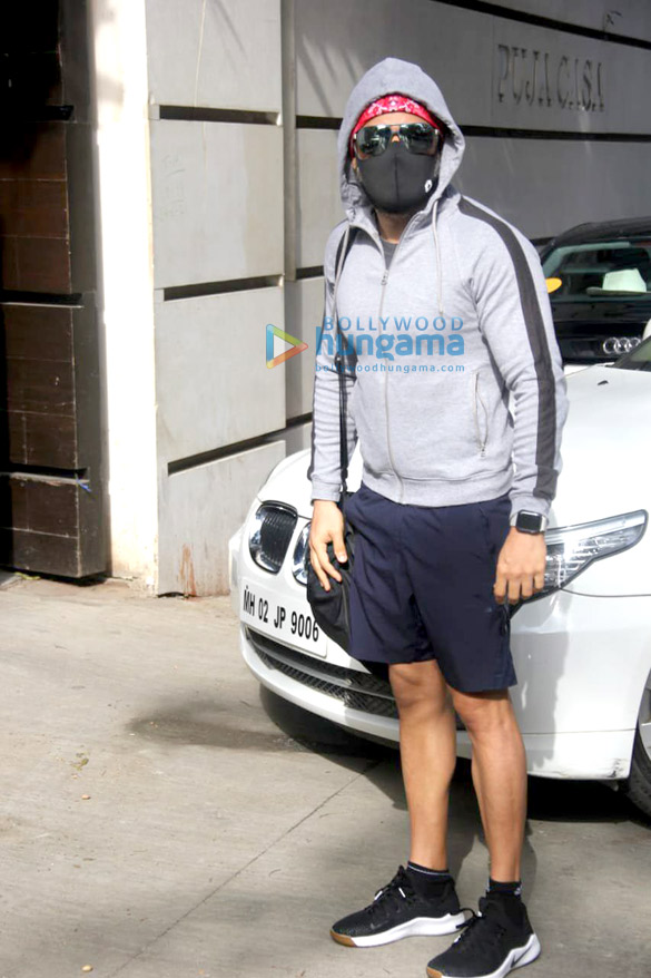 Photos: Emraan Hashmi spotted at the gym in Bandra Photos: Emraan Hashmi spotted at the gym in Bandra