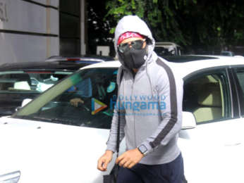 Photos: Emraan Hashmi spotted at the gym in Bandra