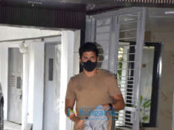 Photos: Farhan Akhtar and Ashutosh Gowariker snapped at Javed Akhtar’s house in Juhu