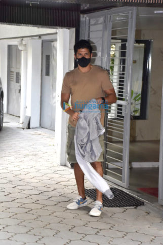 Photos: Farhan Akhtar and Ashutosh Gowariker snapped at Javed Akhtar’s house in Juhu