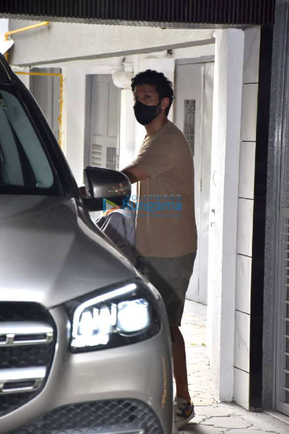 photos farhan akhtar and ashutosh gowariker snapped at javed akhtars house in juhu 4
