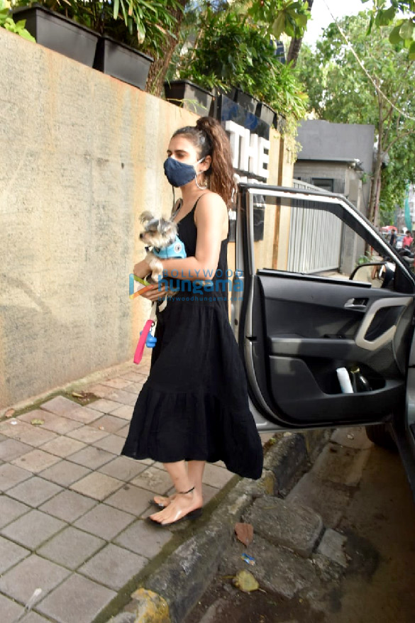 photos fatima sana shaikh snapped in juhu 4 2