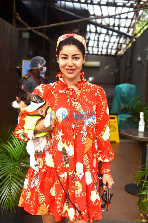 photos gurmeet choudhary and debina bonnerjee snapped at a coffee shop in juhu 2