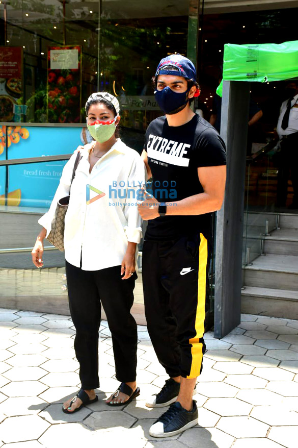 Photos: Gurmeet Choudhary and Debina Bonnerjee spotted at Foodhall in Santacruz
