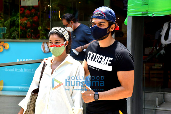 photos gurmeet choudhary and debina bonnerjee spotted at foodhall in santacruz 5
